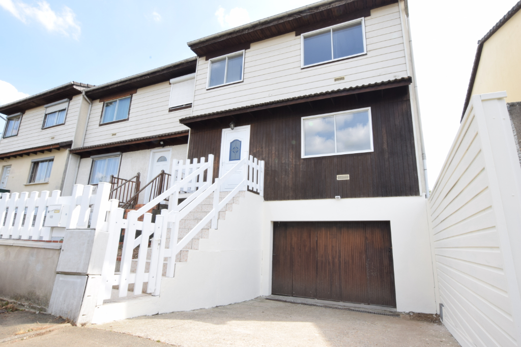 A vendre Maison à
CAUDEBEC LES ELBEUF
(76320) A vendre Maison à
CAUDEBEC LES ELBEUF
(76320)