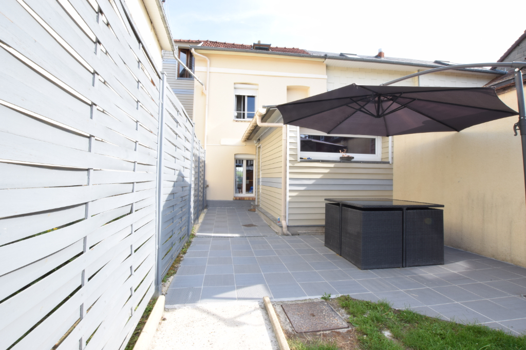 A vendre Maison à
CAUDEBEC LES ELBEUF
(76320) A vendre Maison à
CAUDEBEC LES ELBEUF
(76320)