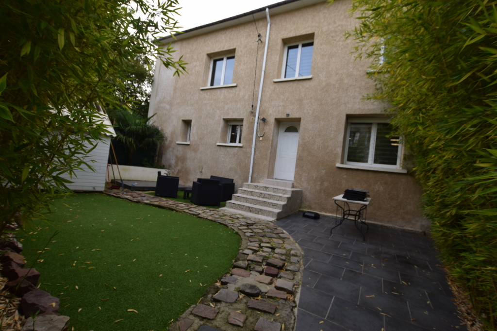 A vendre Maison à
ELBEUF
(76500) A vendre Maison à
ELBEUF
(76500)