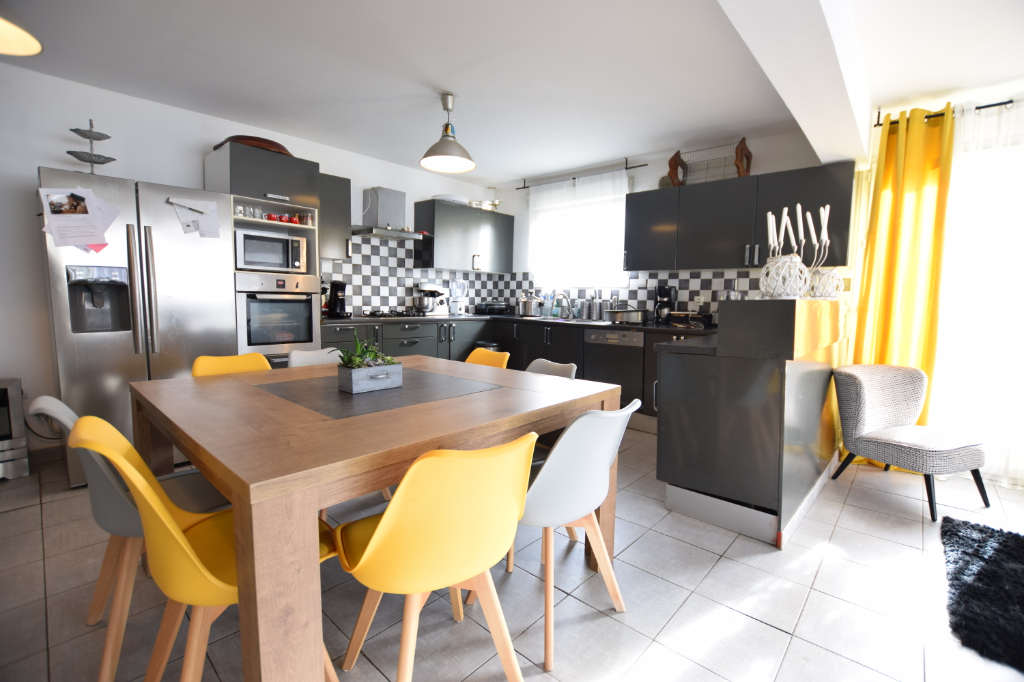A vendre Maison à
CAUDEBEC LES ELBEUF
(76320) A vendre Maison à
CAUDEBEC LES ELBEUF
(76320)