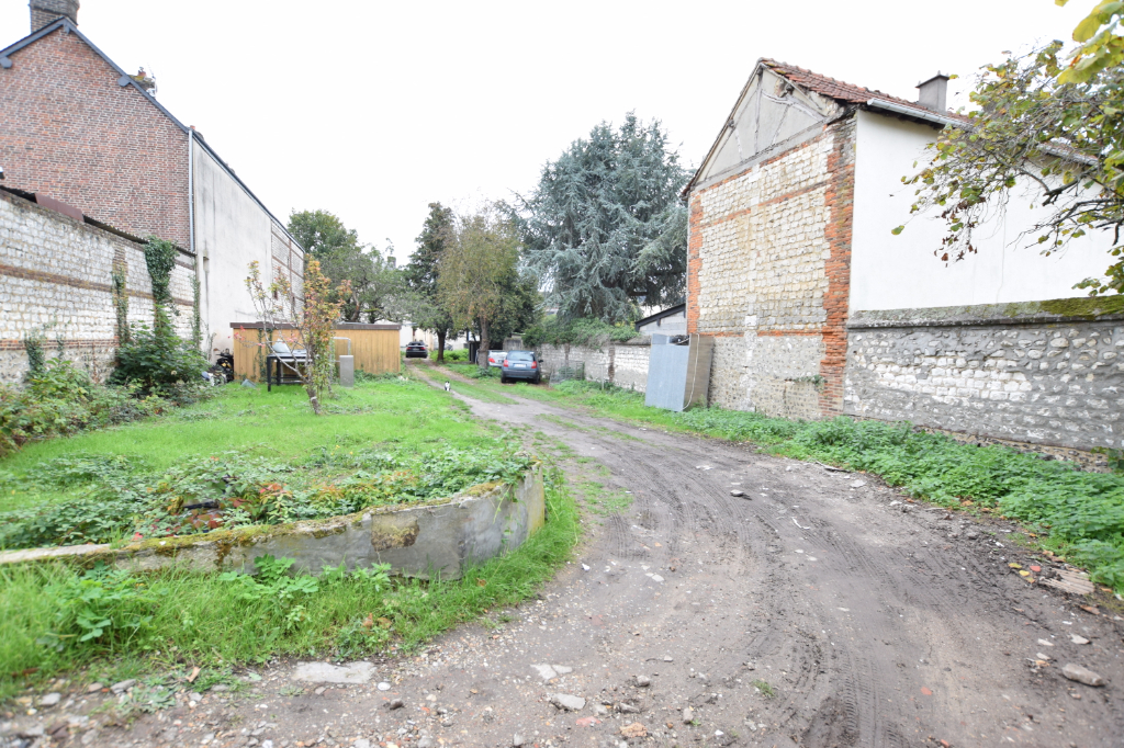 A vendre Immeuble à
CAUDEBEC LES ELBEUF
(76320) A vendre Immeuble à
CAUDEBEC LES ELBEUF
(76320)