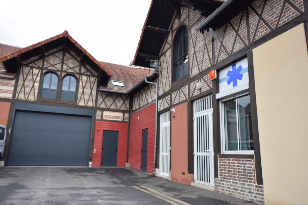 Local commercial de 220 m² à ELBEUF avec stationnements et garage à