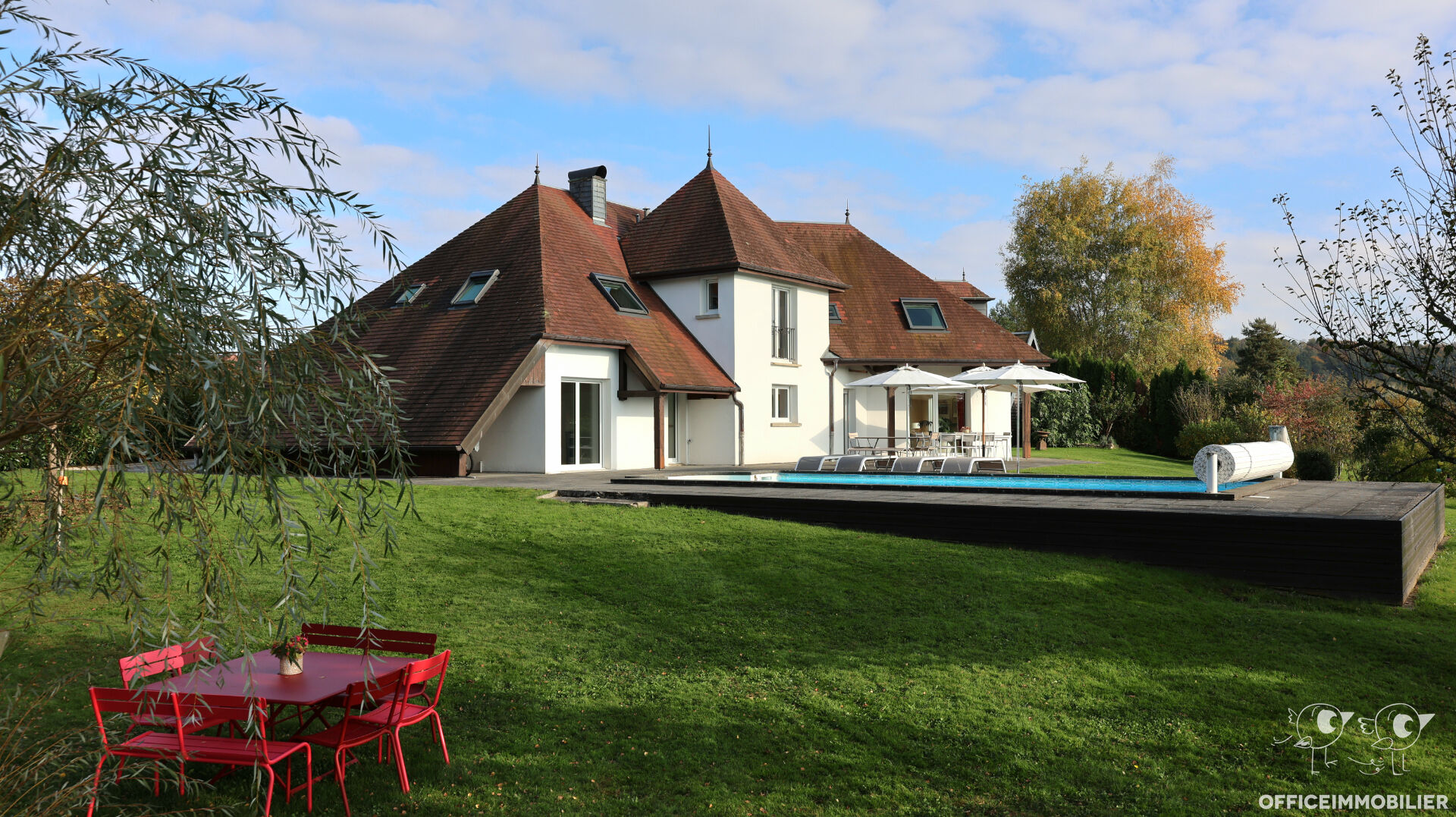 EPEUGNEY - MAISON AUX FINITIONS SOIGNEES DE 240M² SUR 23 ARES