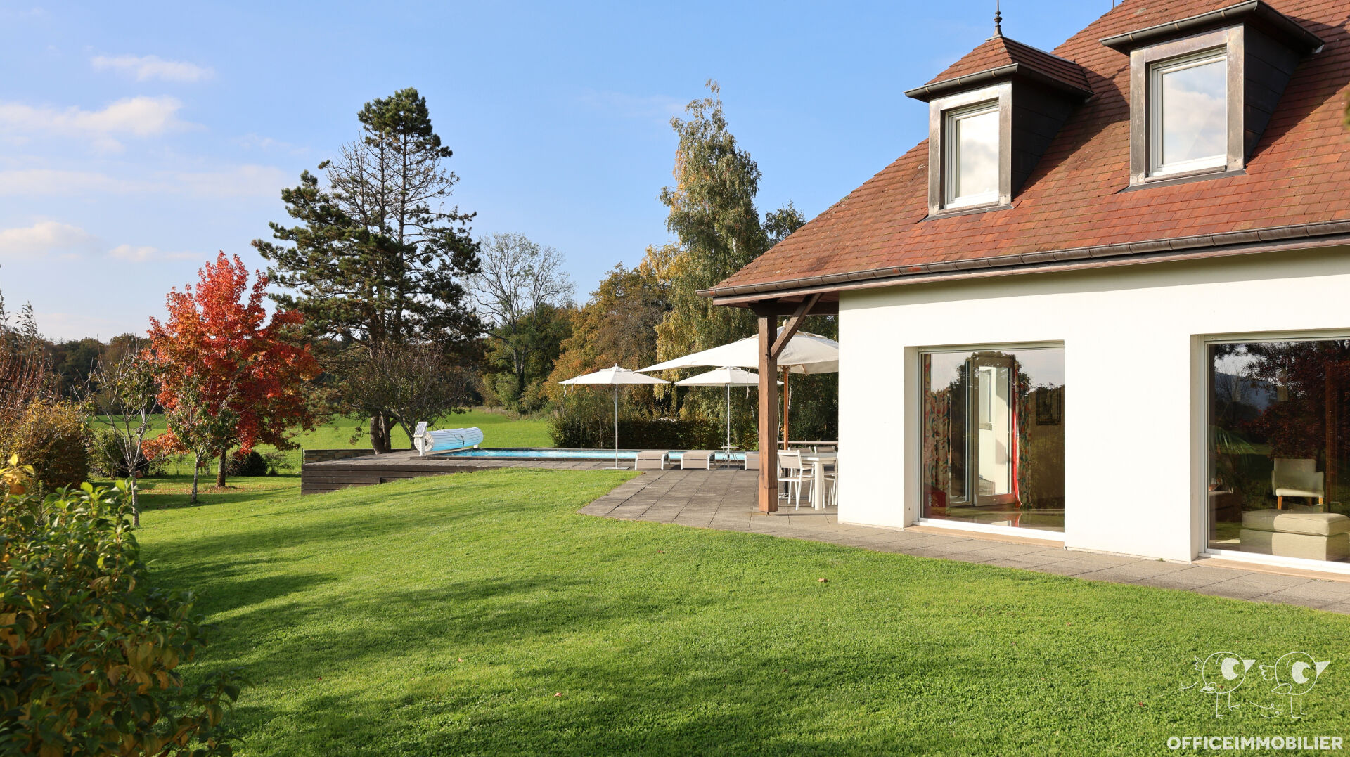 Photo EPEUGNEY - MAISON AUX FINITIONS SOIGNEES DE 240M² SUR 23 ARES image 2/6