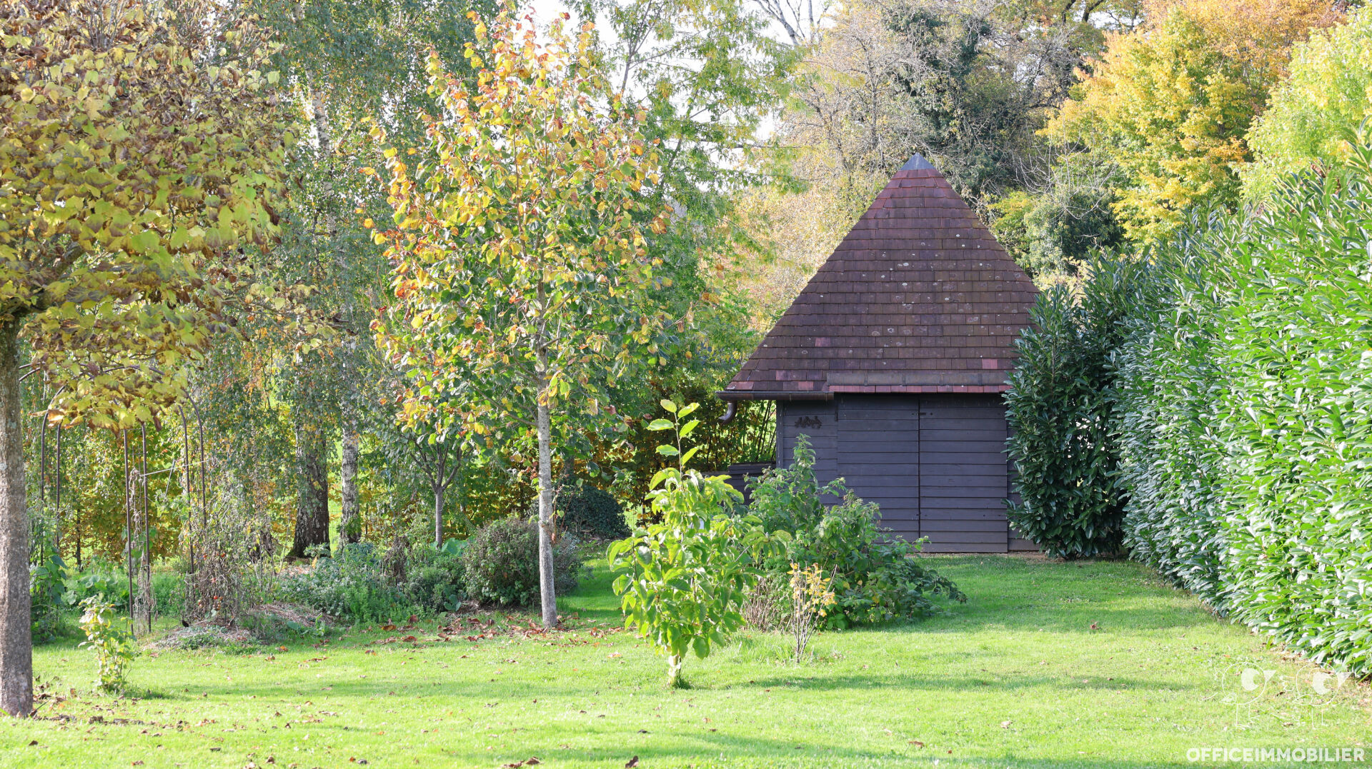 Photo EPEUGNEY - MAISON AUX FINITIONS SOIGNEES DE 240M² SUR 23 ARES image 5/6