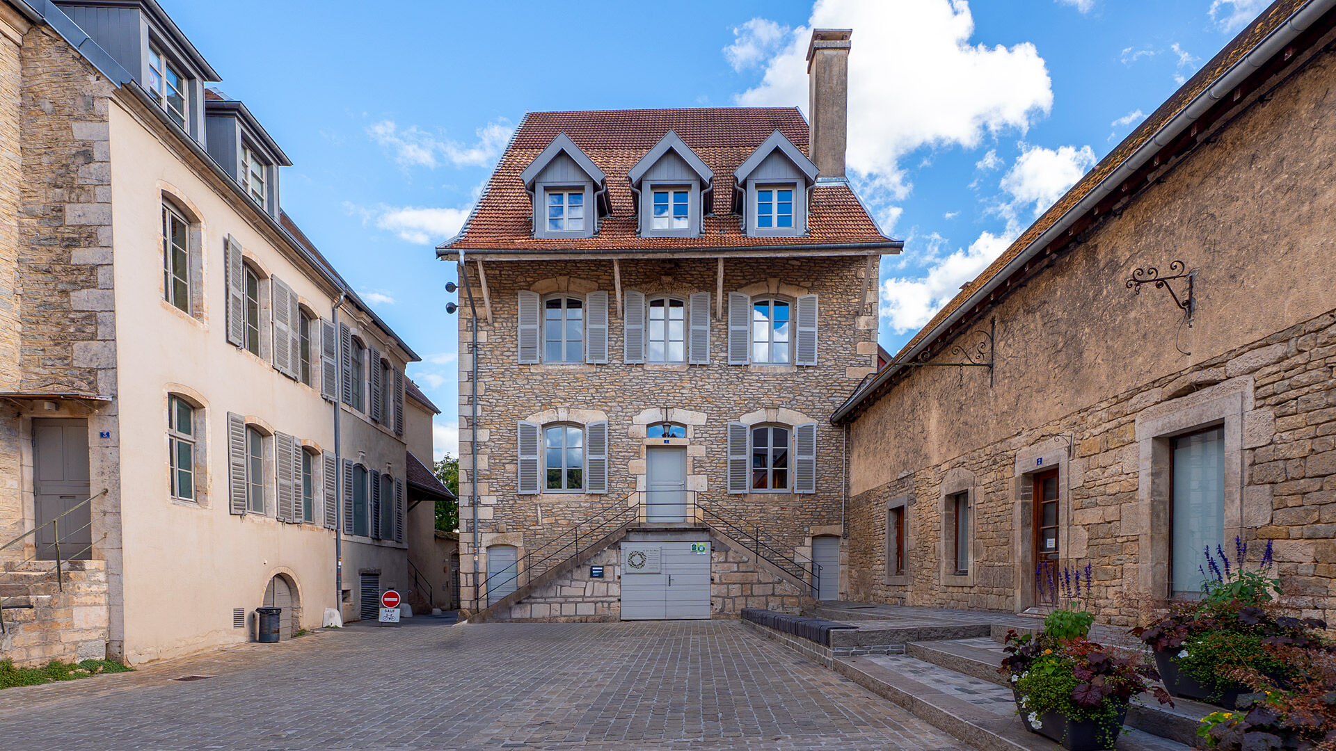 maison 213.05m² ORNANS - photo 1