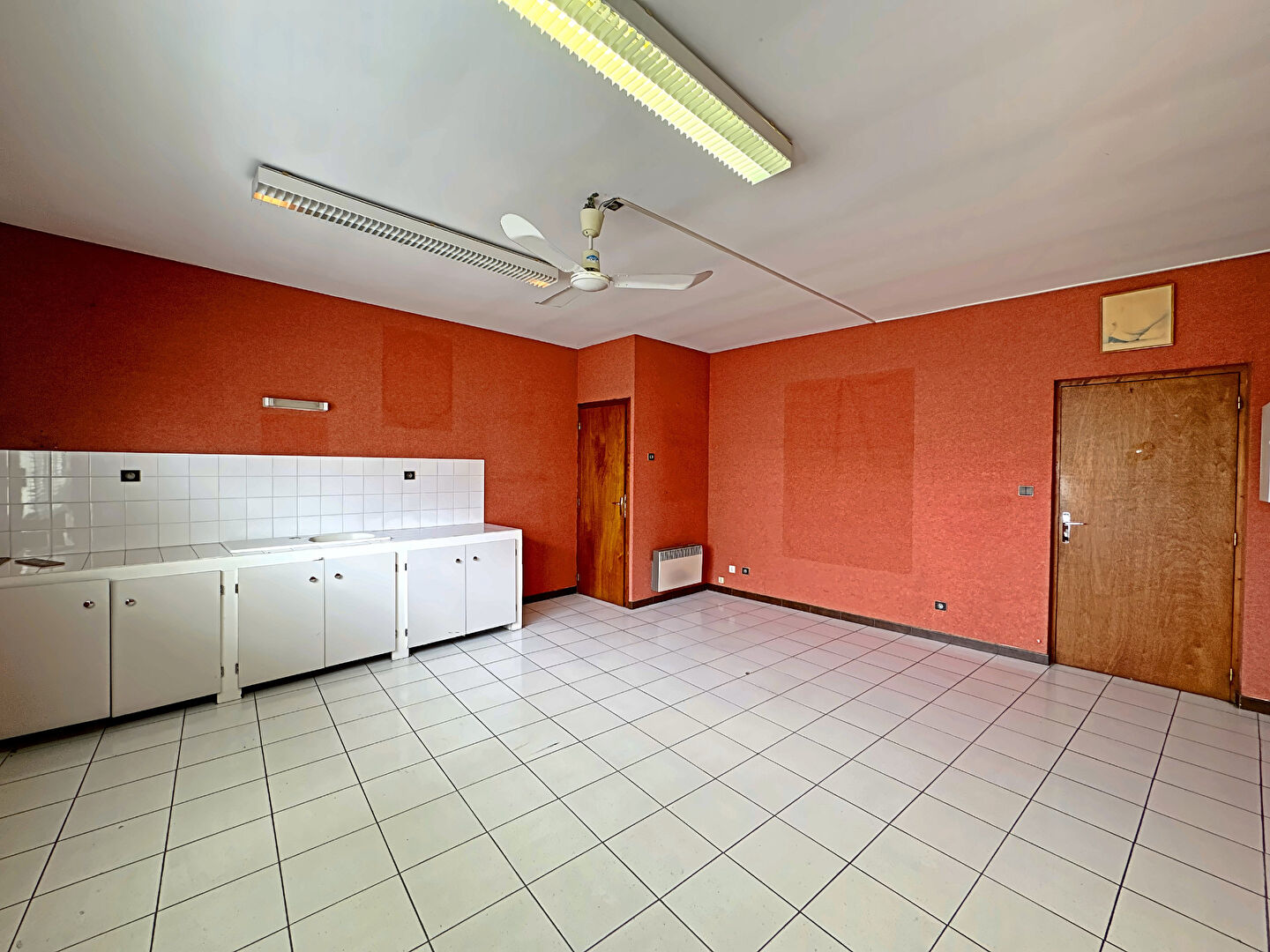 Photo BLAGNAC - Place du Relais - Local commercial d'environ 68m² traversant - accès parking. image 2/6