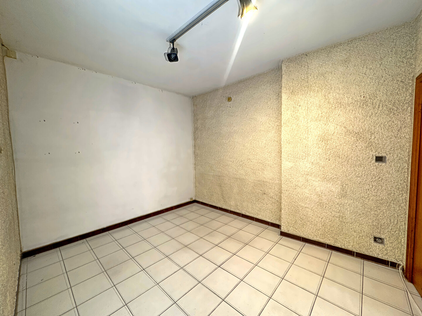 Photo BLAGNAC - Place du Relais - Local commercial d'environ 68m² traversant - accès parking. image 4/6