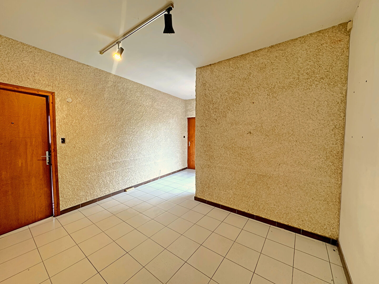 Photo BLAGNAC - Place du Relais - Local commercial d'environ 68m² traversant - accès parking. image 5/6