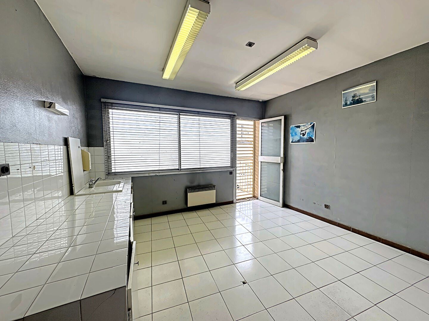 Photo BLAGNAC - Place du Relais - Local commercial d'environ 68m² traversant - accès parking. image 6/6