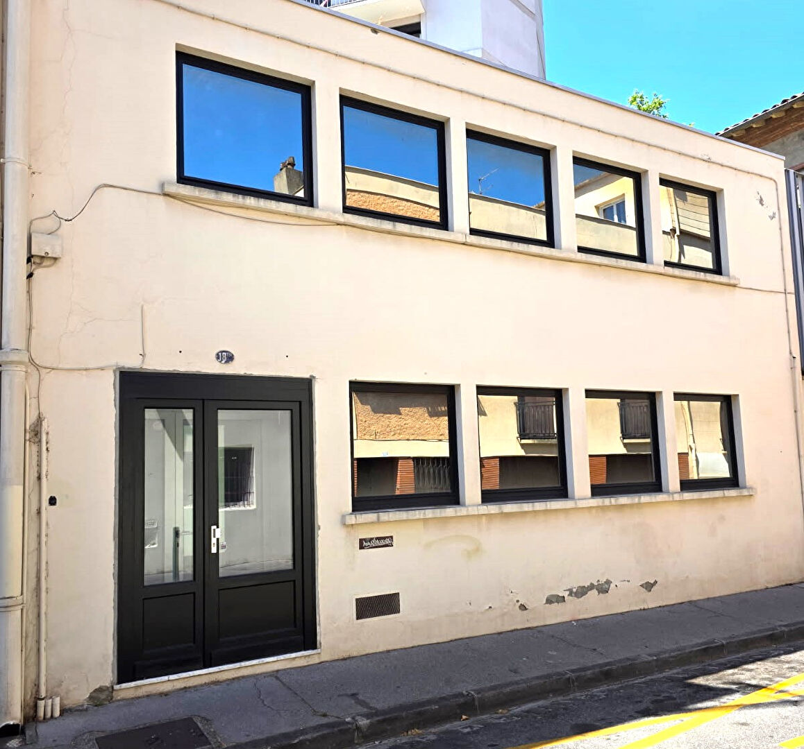 TOULOUSE CHALETS IMMEUBLE DE BUREAUX OU HABITATION AVEC ROOFTOP.