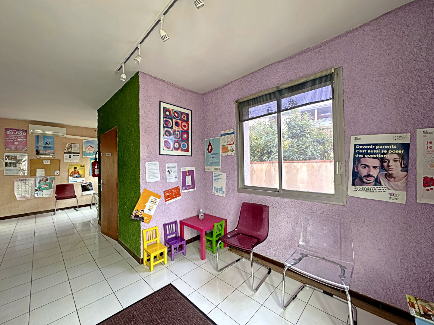 BLAGNAC - Place du Relais - Local commercial d'environ 50 m² traversant - accès parking.