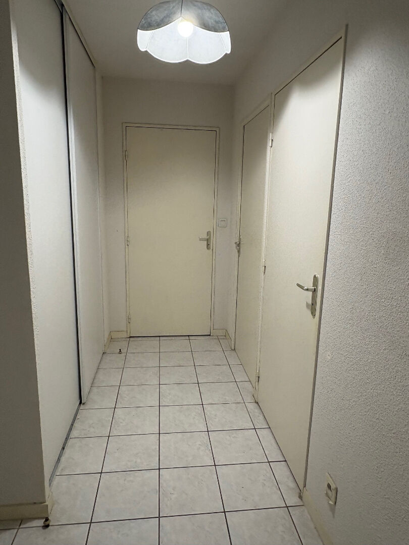 Appartement 2 pièces avec balcon ? Résidence sécurisée ? Parking