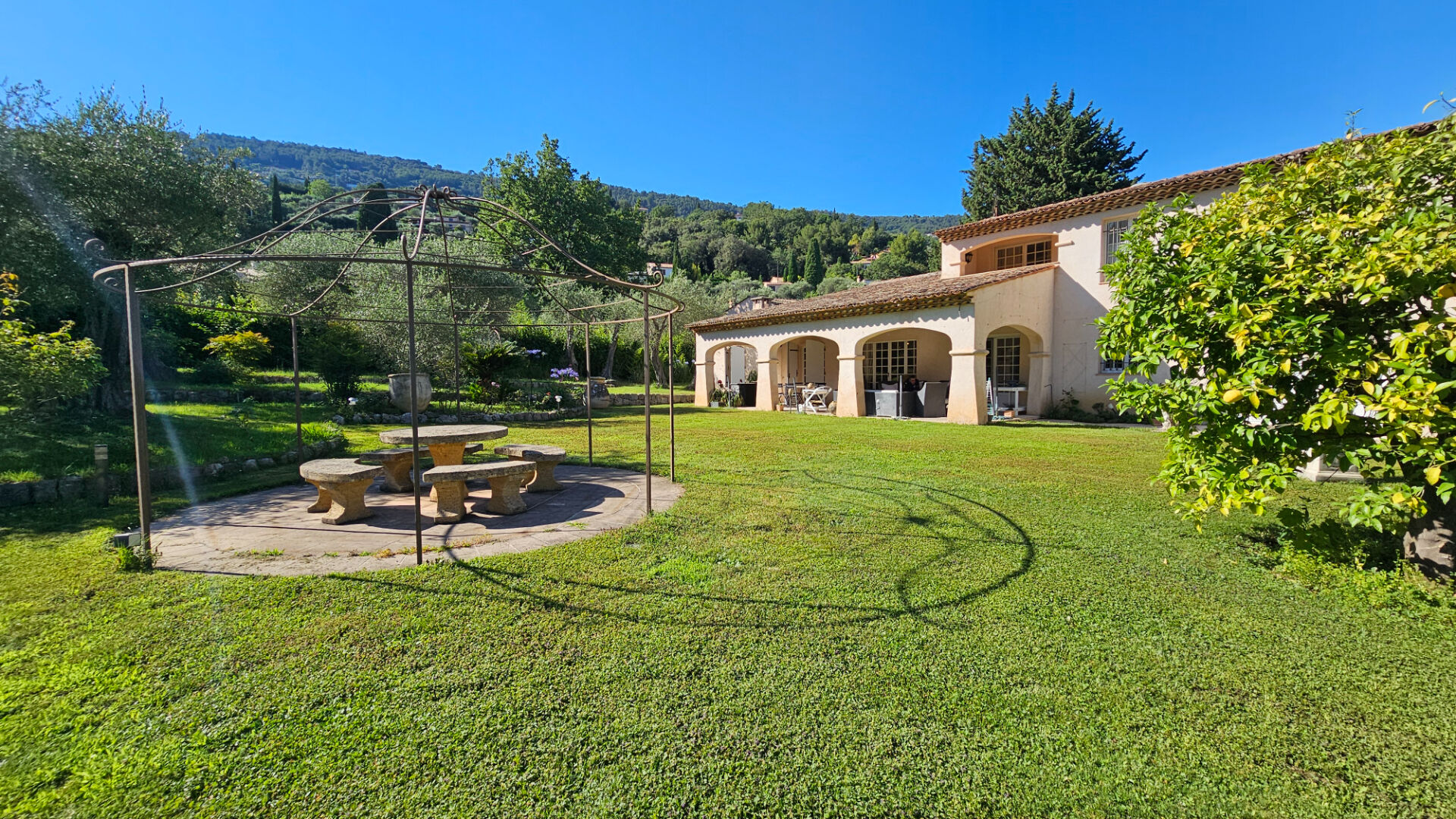 Photo Maison Speracedes  266.96 m2 image 1/6