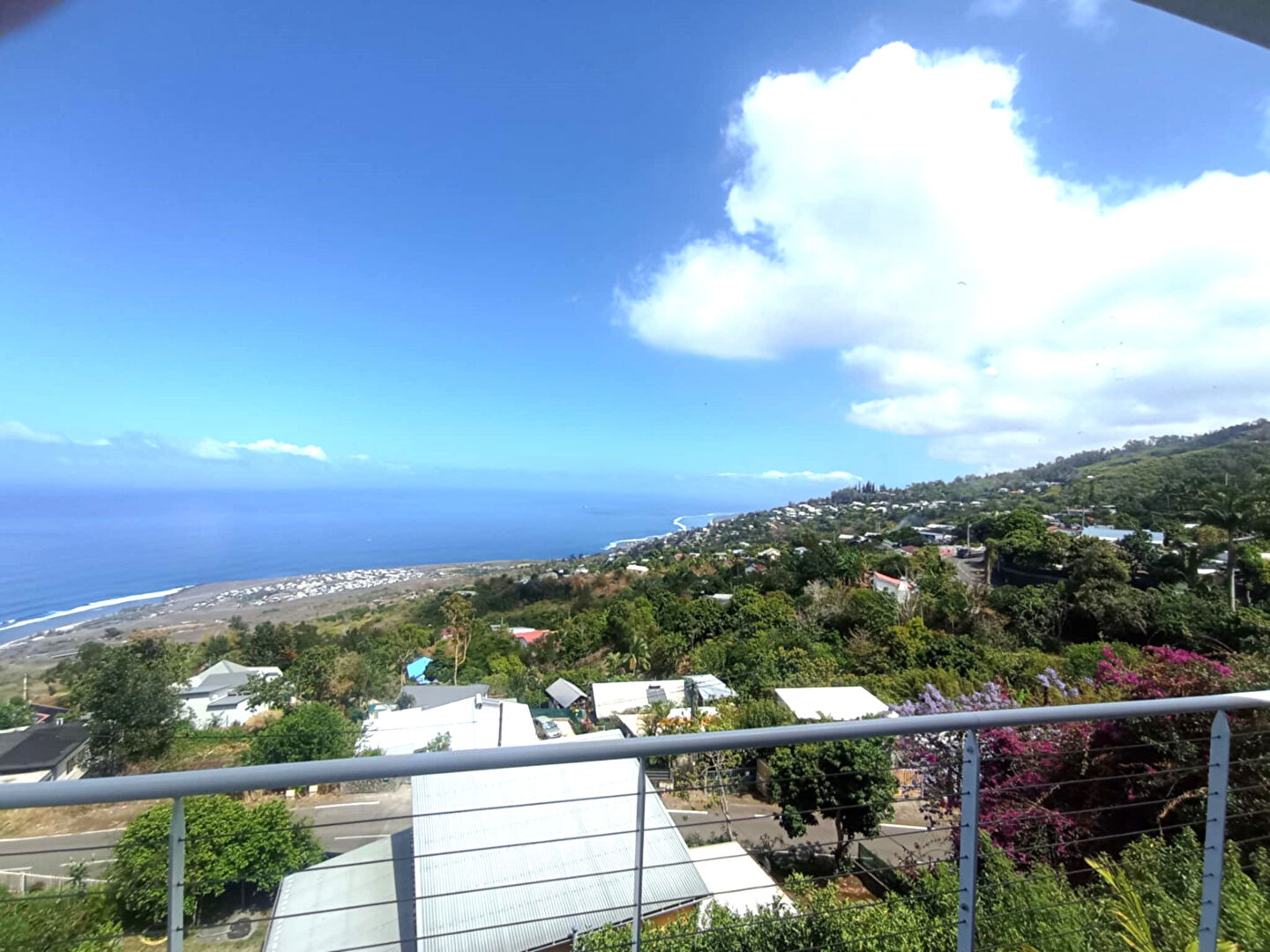 Maison d'environ 160m2 à Saint-Leu avec vue imprenable sur l'océan - Ref