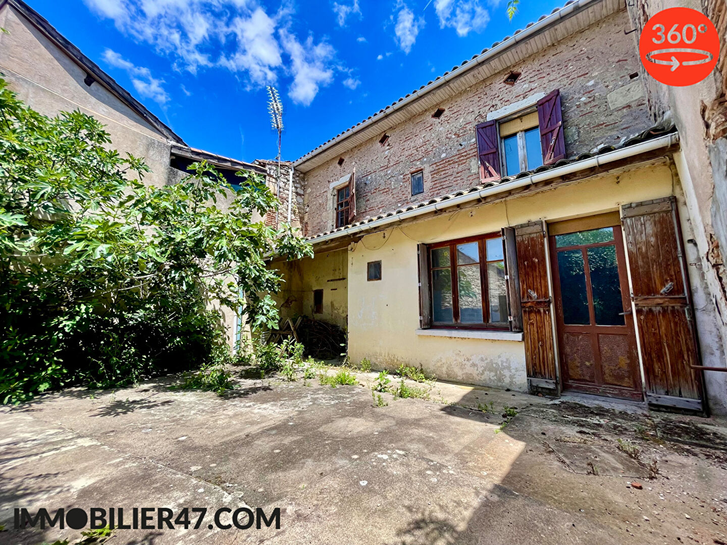 MAISON DE VILLAGE AVEC JARDIN ET GARAGE
