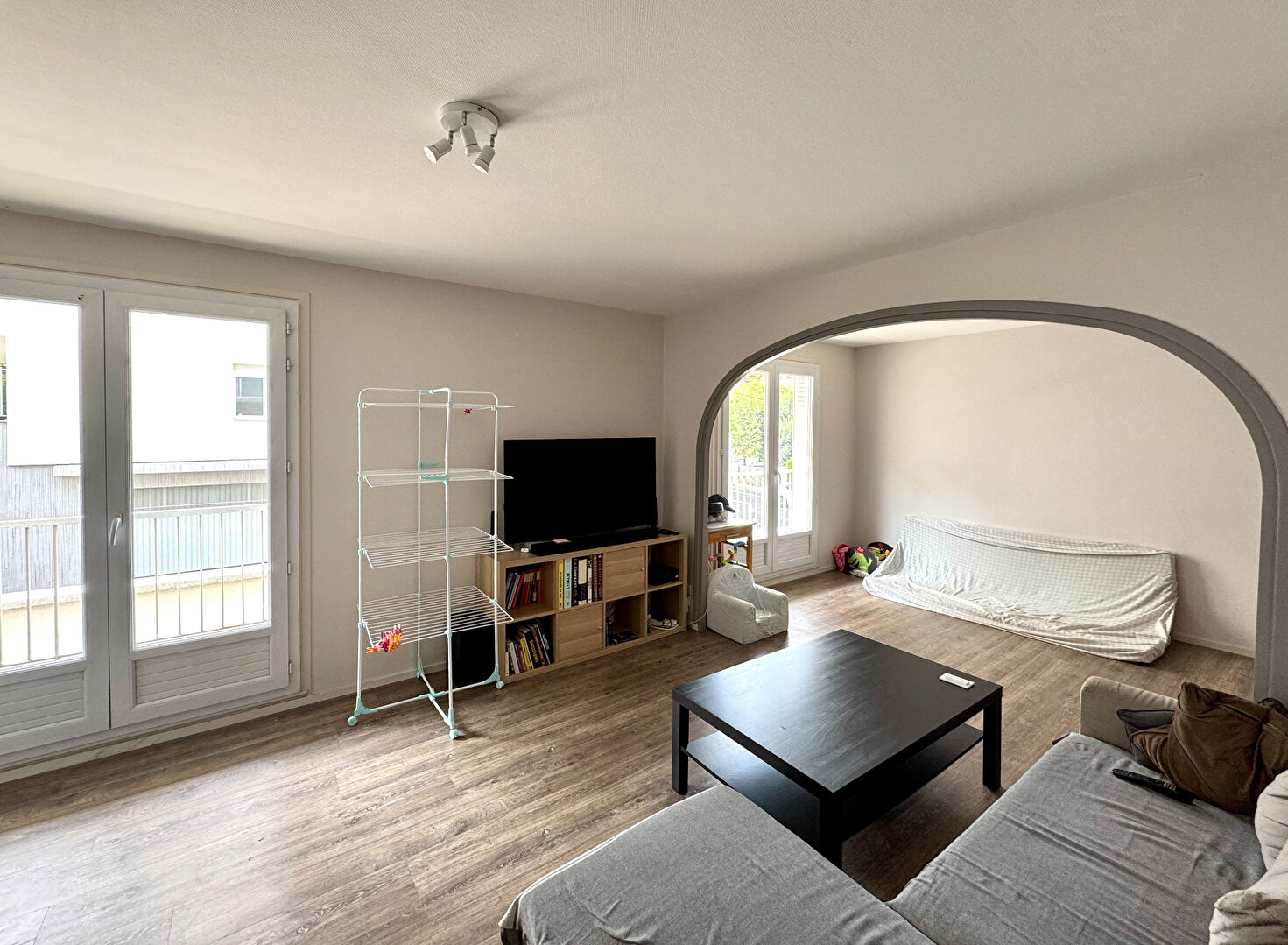 Photo CHAMALIÈRES PROCHE CARREFOUR EUROPE / Spacieux 100 M2 à vendre - Balcon et box ! image 1/6