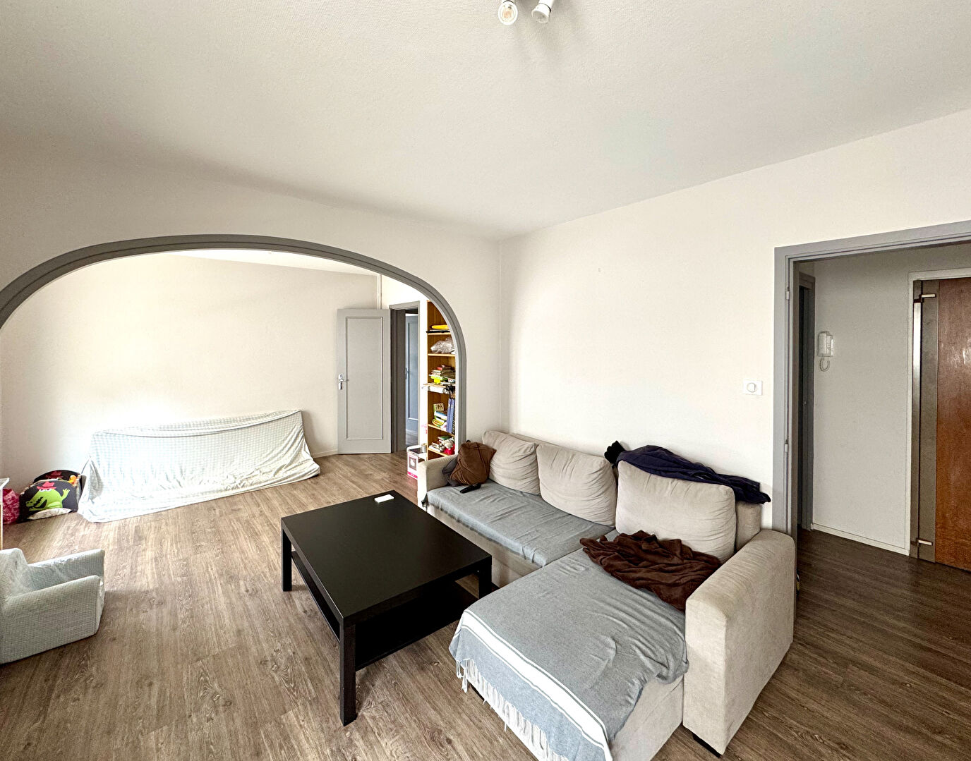 Photo CHAMALIÈRES PROCHE CARREFOUR EUROPE / Spacieux 100 M2 à vendre - Balcon et box ! image 5/6