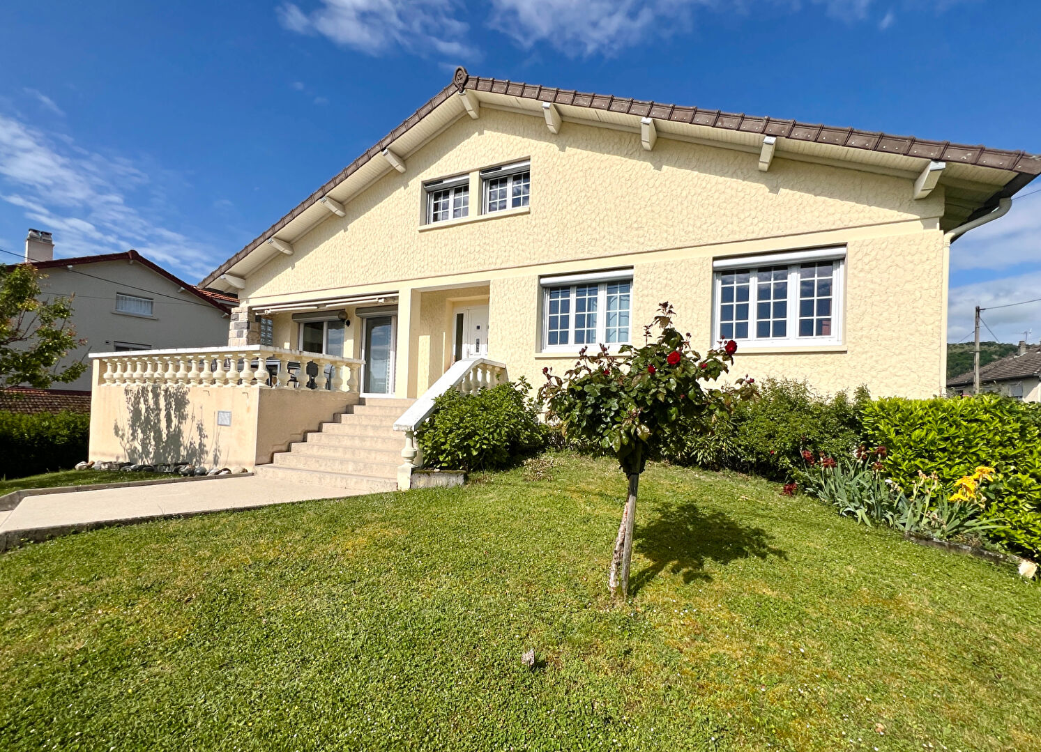 SAYAT / Belle villa familiale avec spacieux sous-sol, jardin et piscine hors sol !