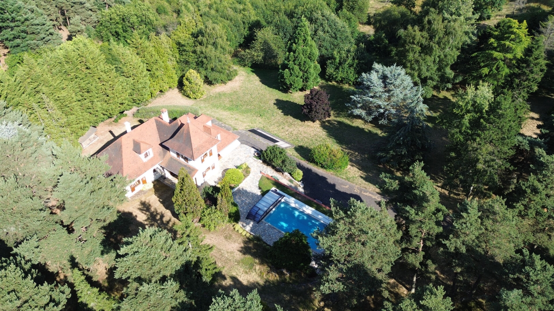 SAINT-GENÈS-CHAMPANELLE / Villa exceptionnelle à 10 min de Clermont-Ferrand !