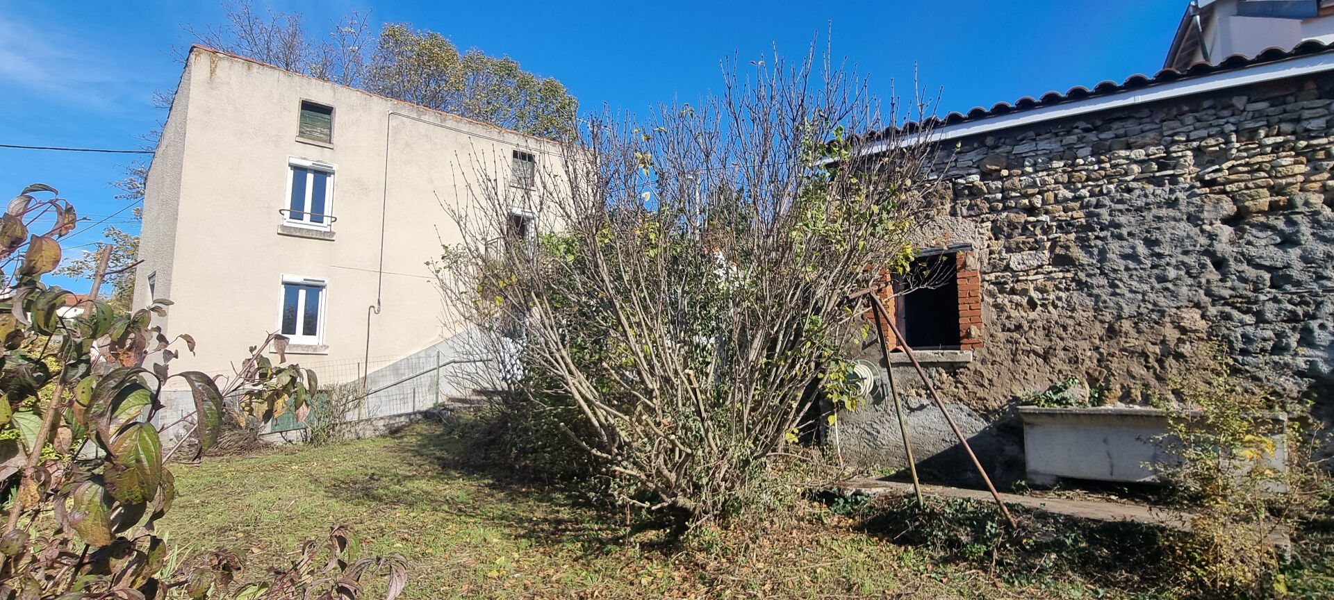 VERTAIZON / Maison de ville avec jardin et dépendance, fort potentiel !
