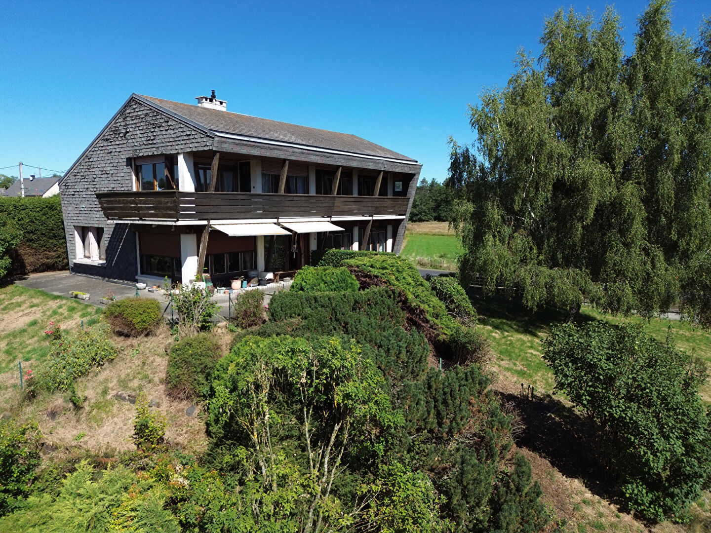 VILLAGE DE GELLES / Maison à vendre avec vue dégagée et grand terrain de plus de 7000 m² !