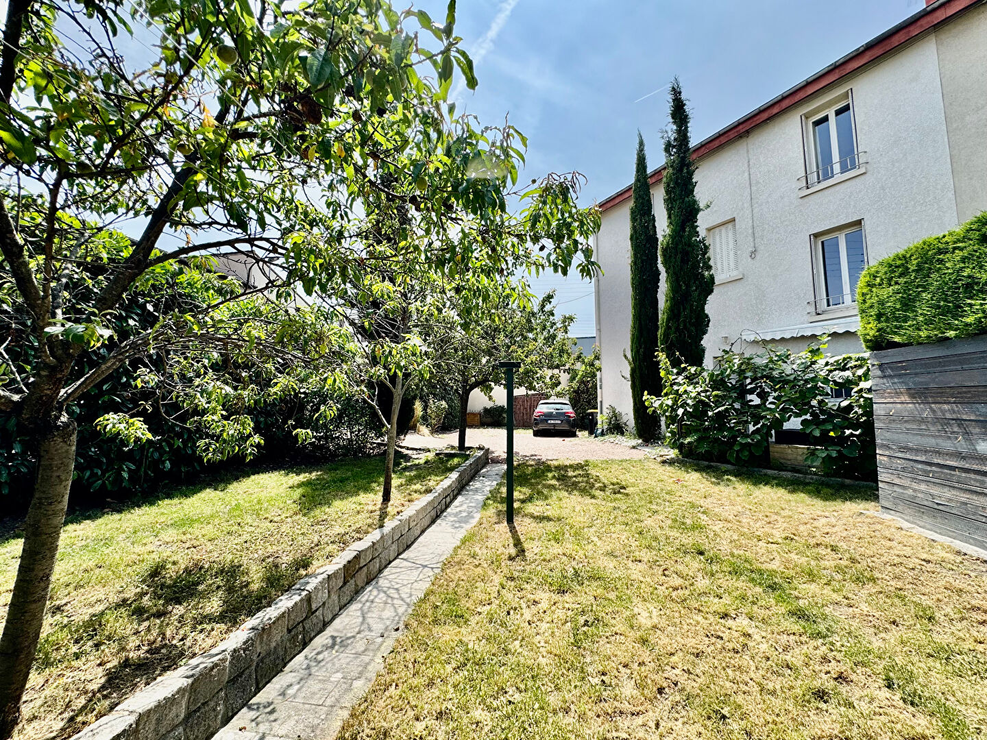 Photo CLERMONT-FERRAND / Maison mitoyenne à vendre avec 2 chambres et jardin  ! image 2/6