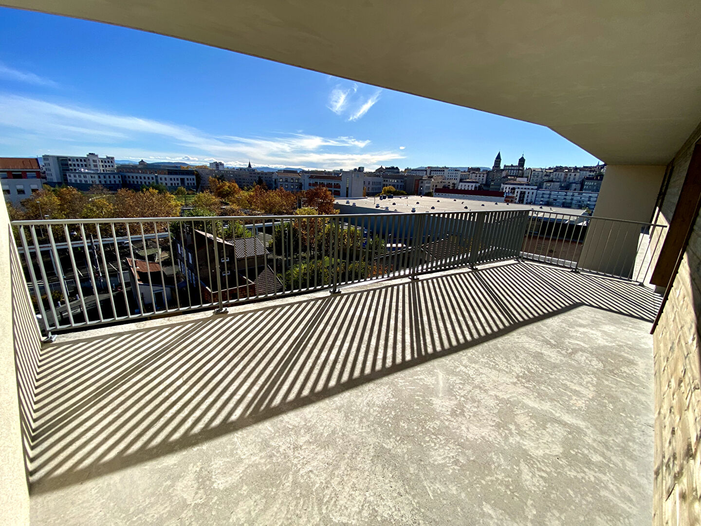 Photo CLERMONT-FERRAND / T3 neuf dernier étage, 2 terrasses et box image 1/6