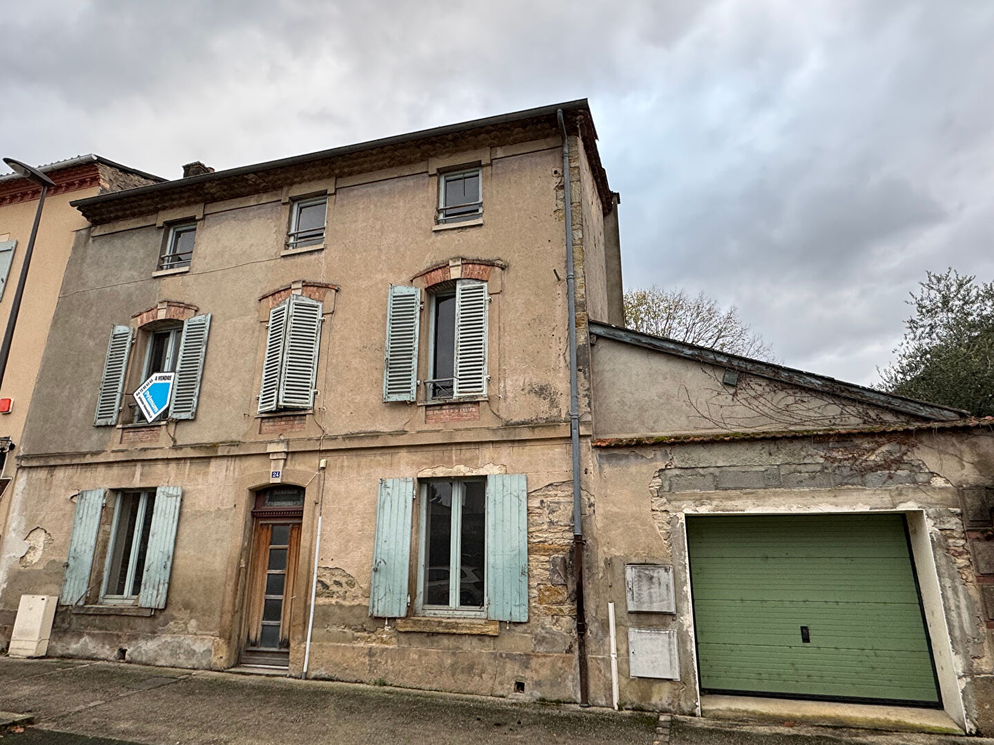 Photo LEZOUX / Grande maison 5 chambres avec jardin proche du centre-ville ! image 1/6