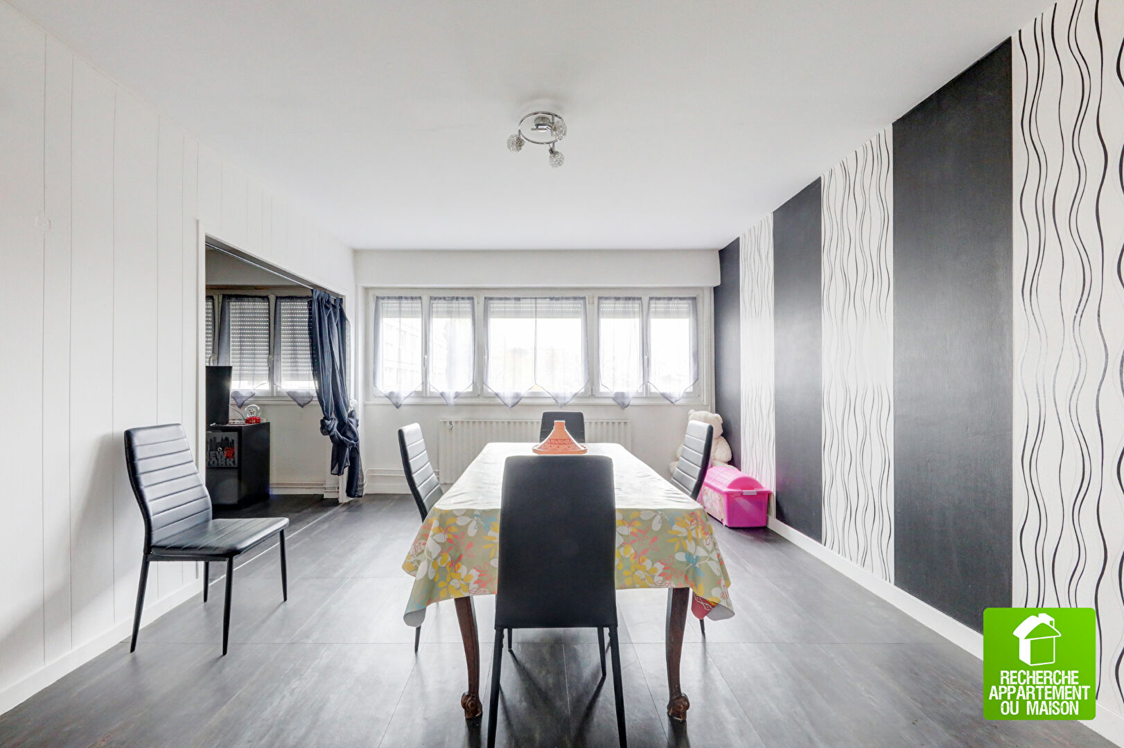 Photo T4 DE 90 M2 À DECINES image 3/6