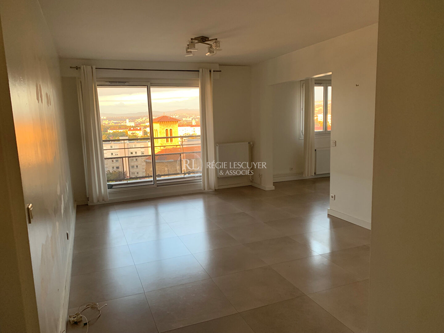 F3 Bis - RUE ERNEST RENAN -VENISSIEUX (NON MEUBLE)