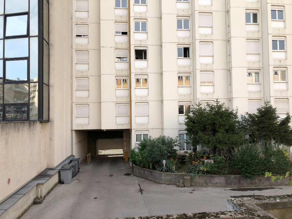 A LOUER PARKINGS - COURS EMILEZ ZOLA - 69100 VILLEURBANE Villeurbanne 69100