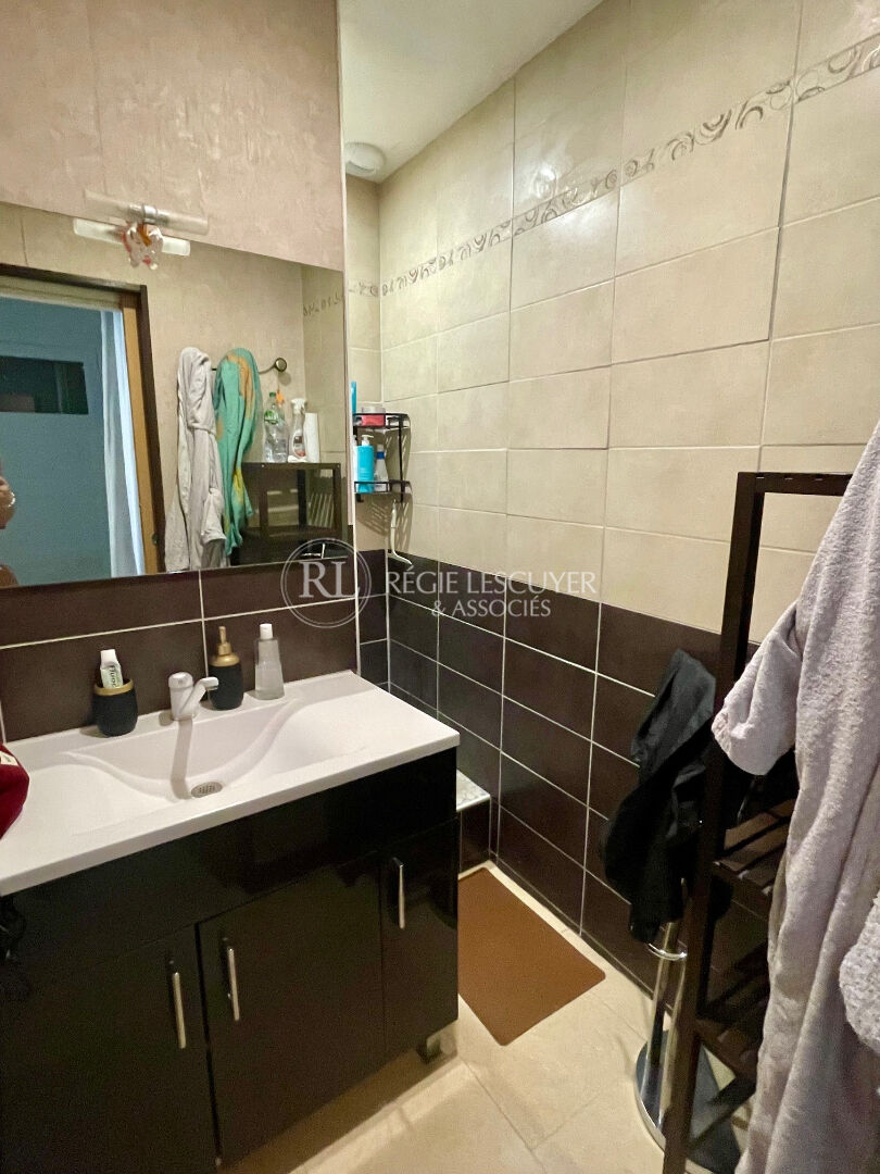 Photo F1 MEUBLE -  32 RUE PAUL CAZENEUVE - 69008  LYON image 6/6