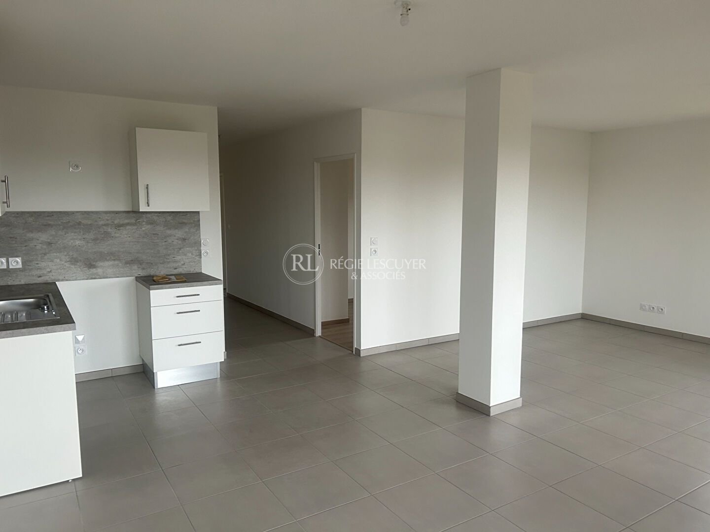 Photo F4  TREVOUX  C326 image 2/6