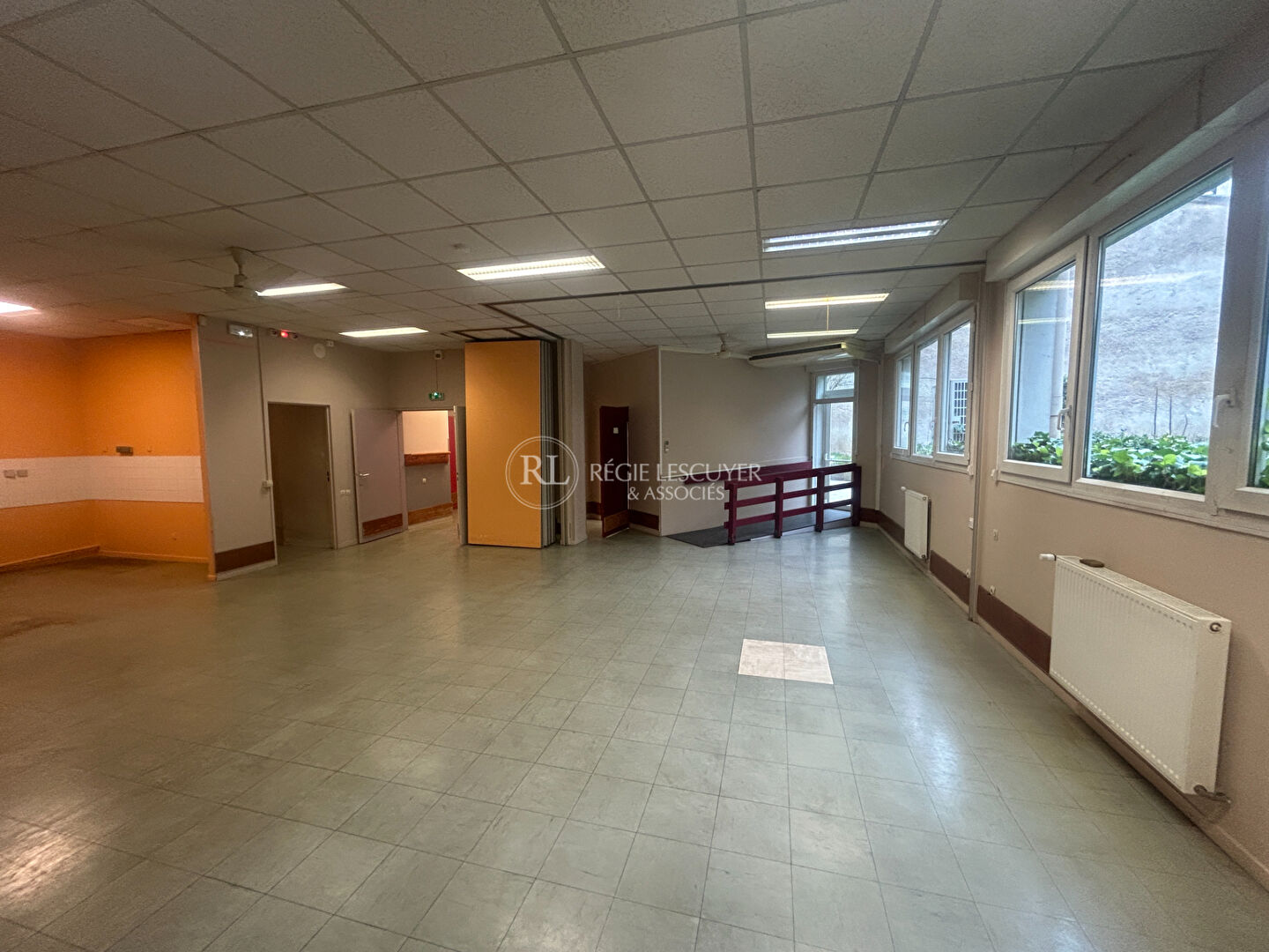Photo LOCAL rue MONCEY Crs LAFAYETTE/ rue GARIBALDI image 2/6