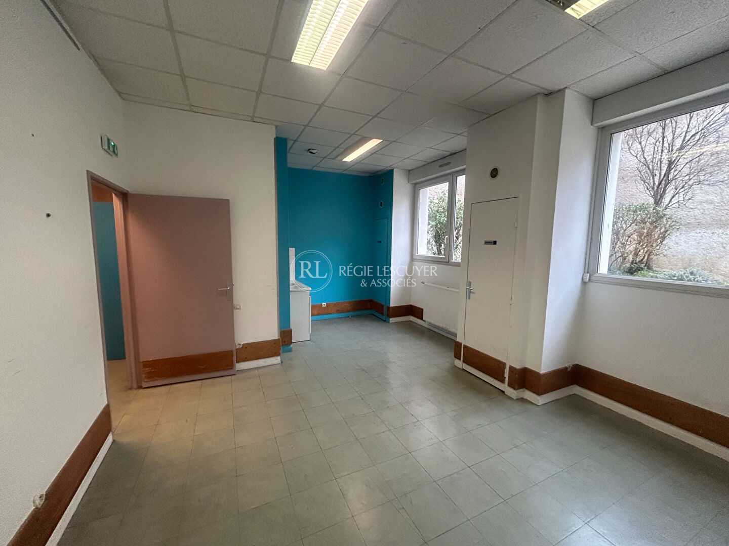 Photo LOCAL rue MONCEY Crs LAFAYETTE/ rue GARIBALDI image 3/6