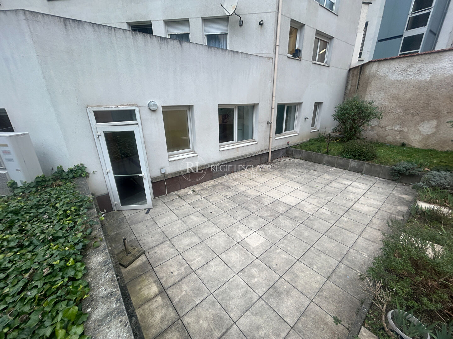 Photo LOCAL rue MONCEY Crs LAFAYETTE/ rue GARIBALDI image 4/6