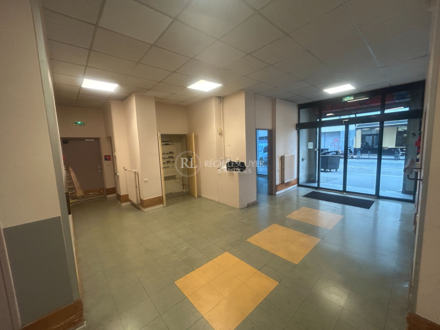 Photo LOCAL rue MONCEY Crs LAFAYETTE/ rue GARIBALDI image 6/6