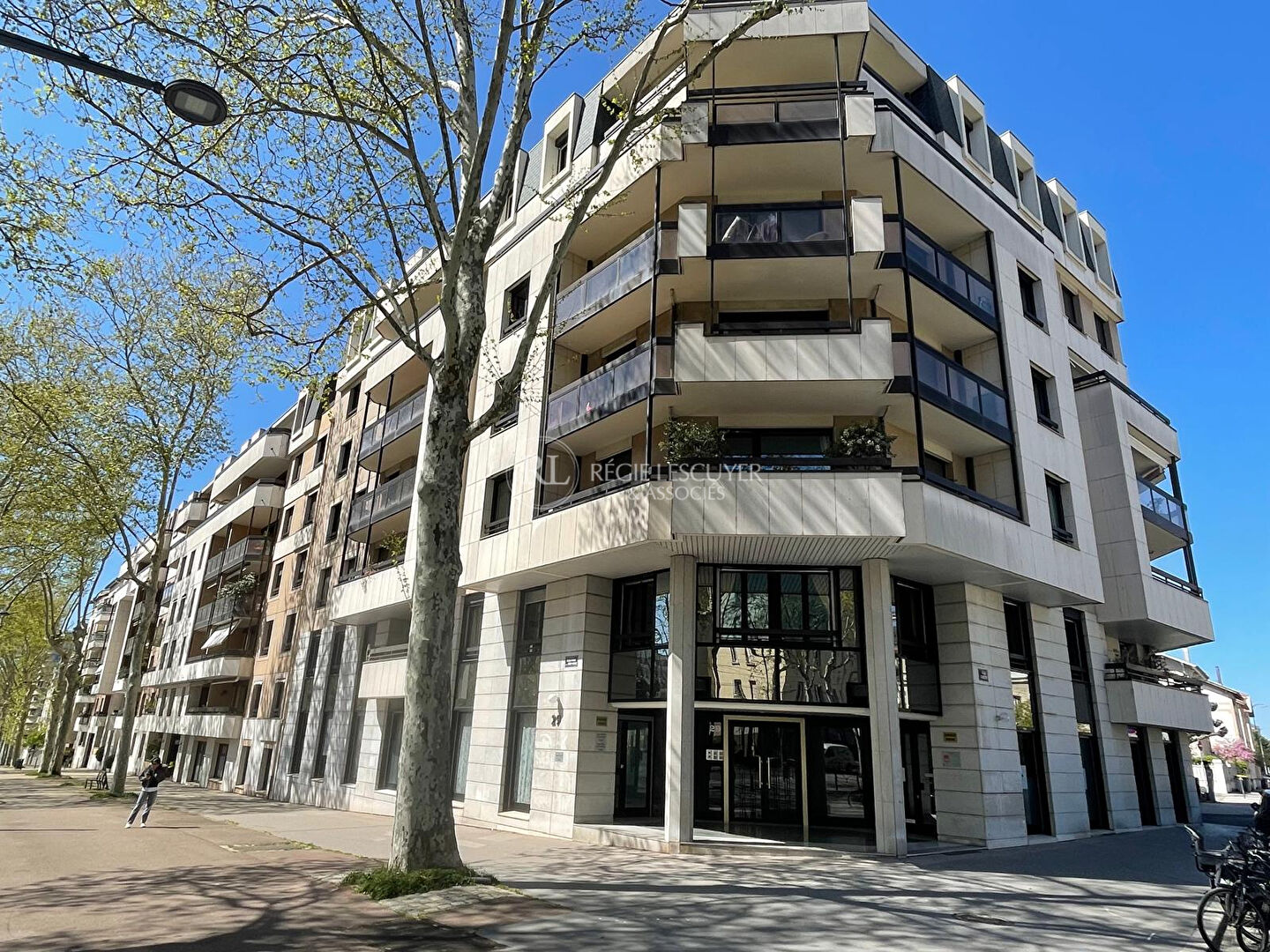 LE SAINT BRUNO : Appartement T6 traversant + cave + Possibilité garage triple en sous-sol