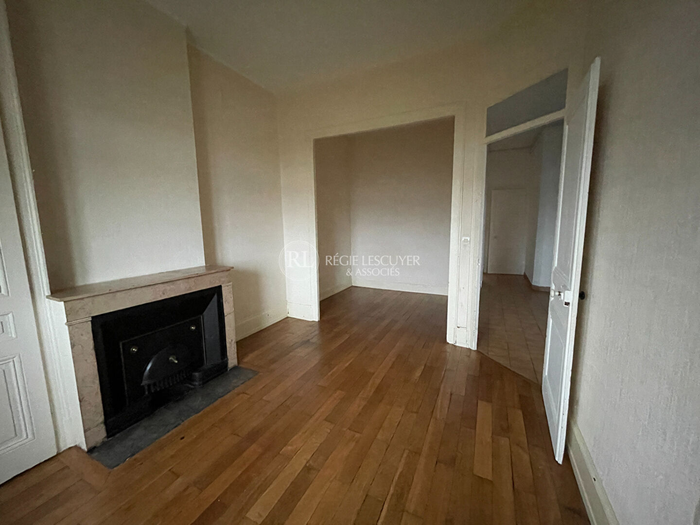 F2 Place Général Leclerc  LA MULATIERE