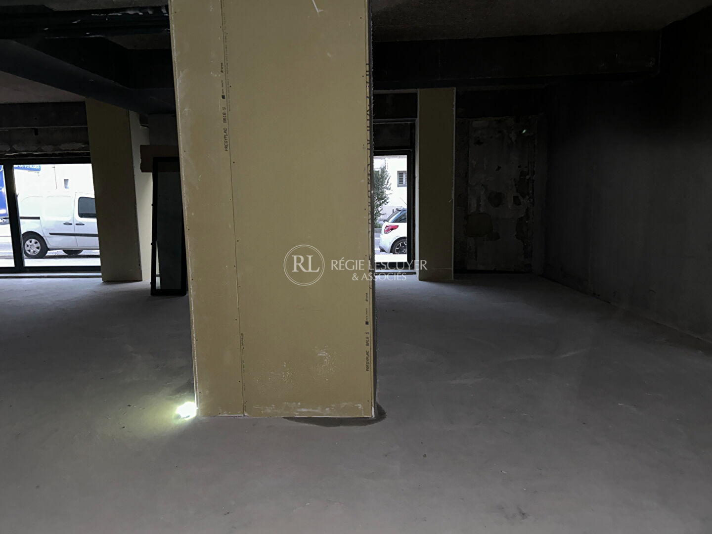 Photo LOCAL à louer Crs Emile Zola, secteur Flachet image 3/6