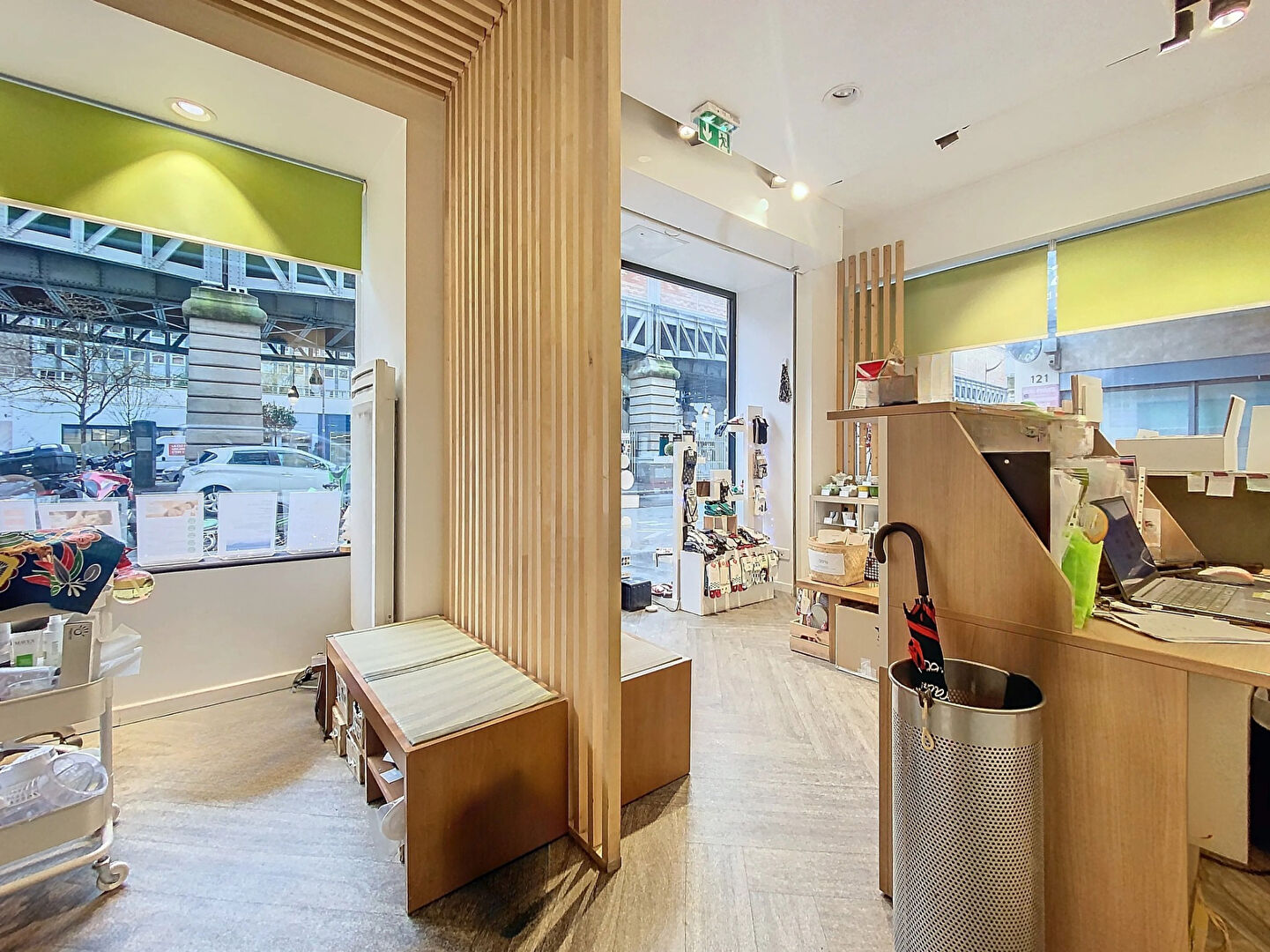 BOUTIQUE AVEC VITRINE D'ANGLE.