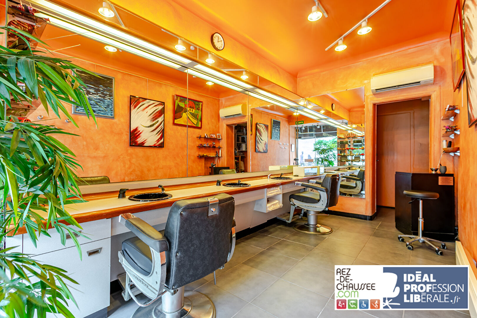 LOCAL COMMERCIAL TRAVERSANT RUE ET COUR