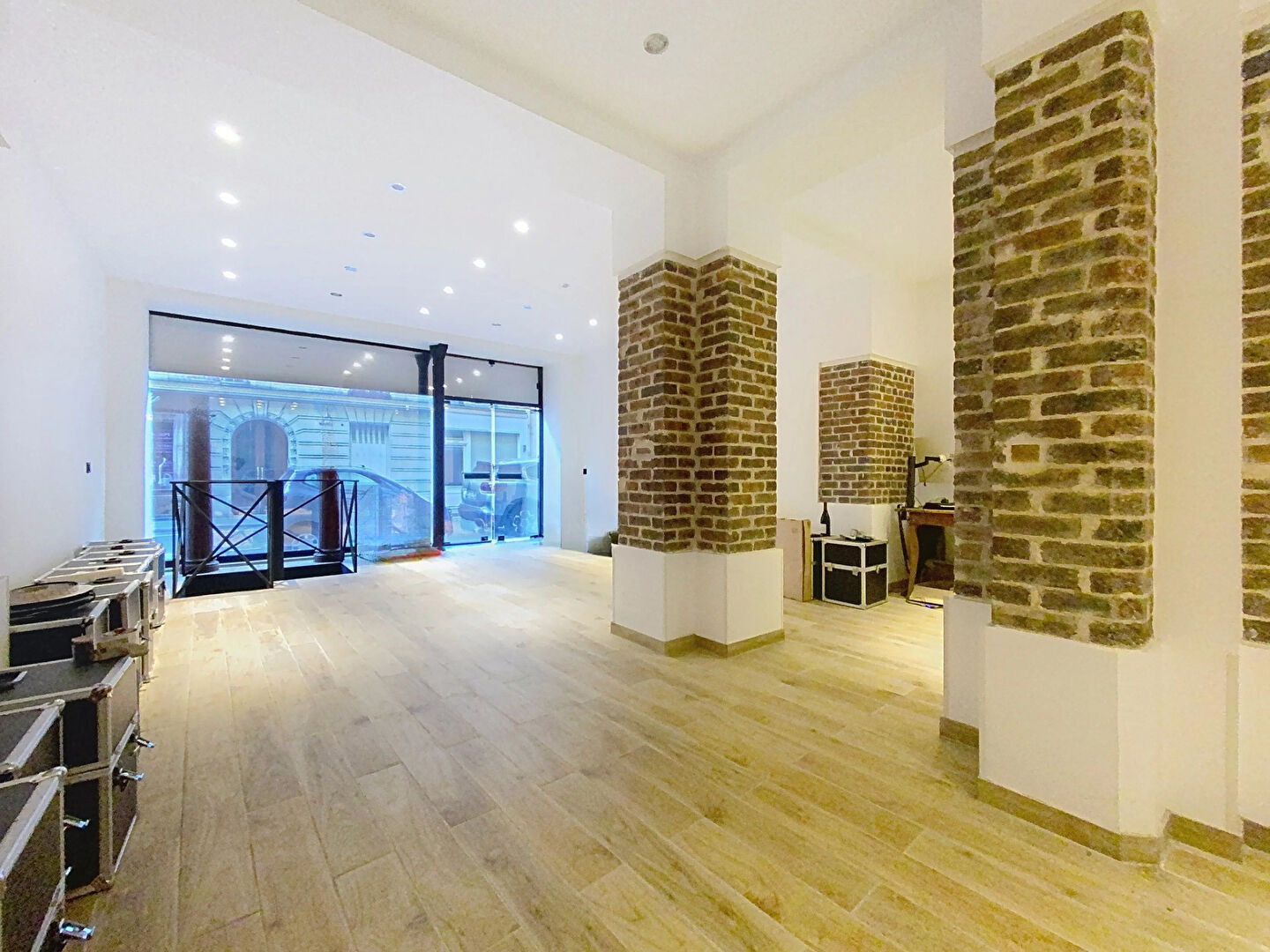 LOCAL COMMERCIAL RENOVÉ AU TROCADERO.