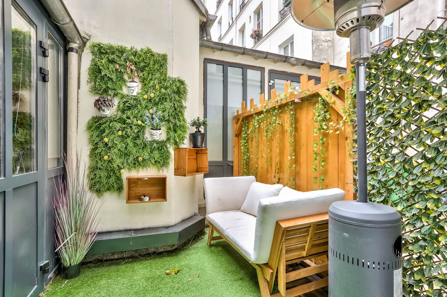 APPARTEMENT 2 PIECES AVEC COURETTE PRIVATIVE