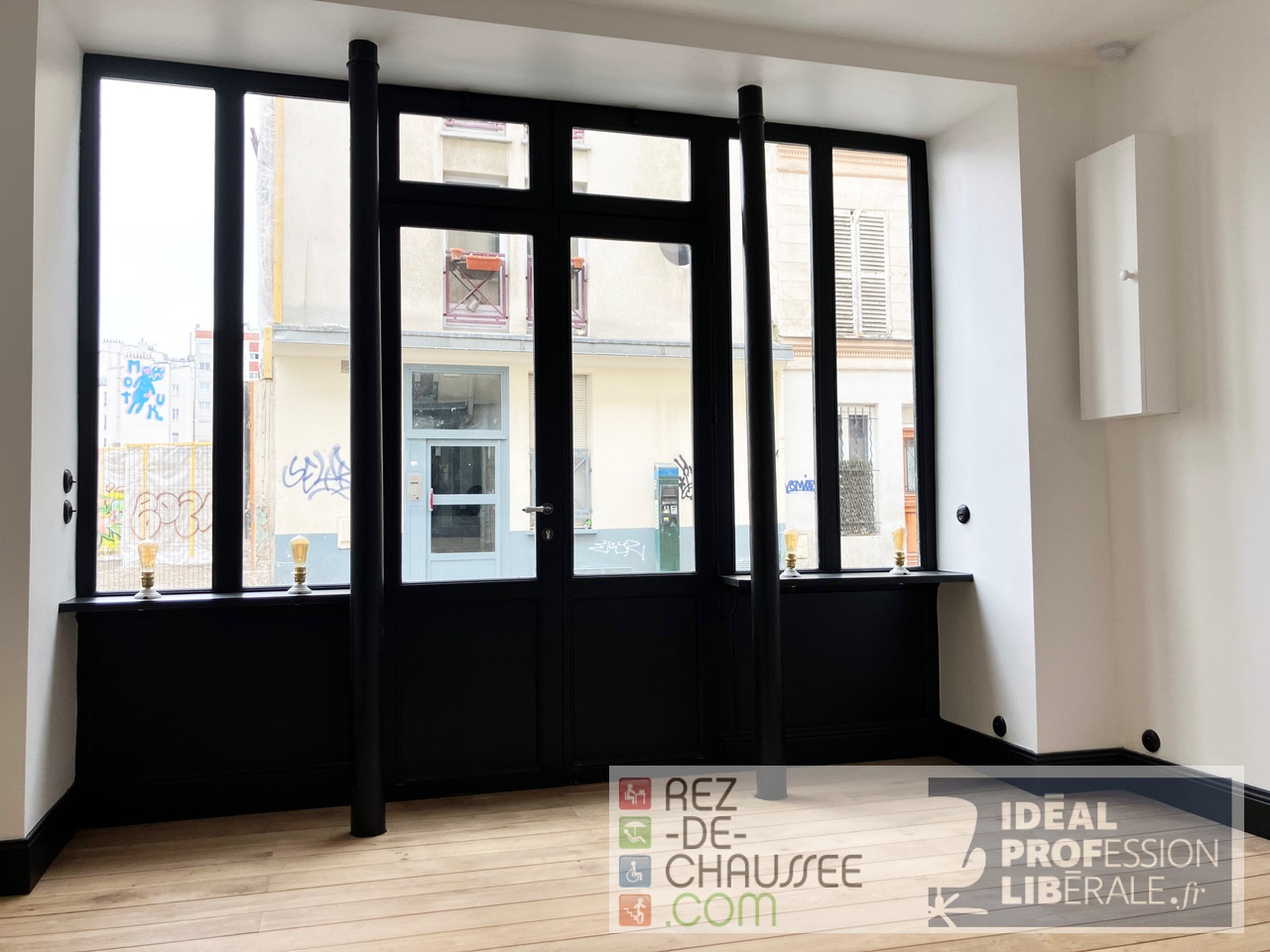 PARIS XVIII - TRÈS BEAU STUDIO REFAIT À NEUF, AVEC FAÇADE SUR RUE