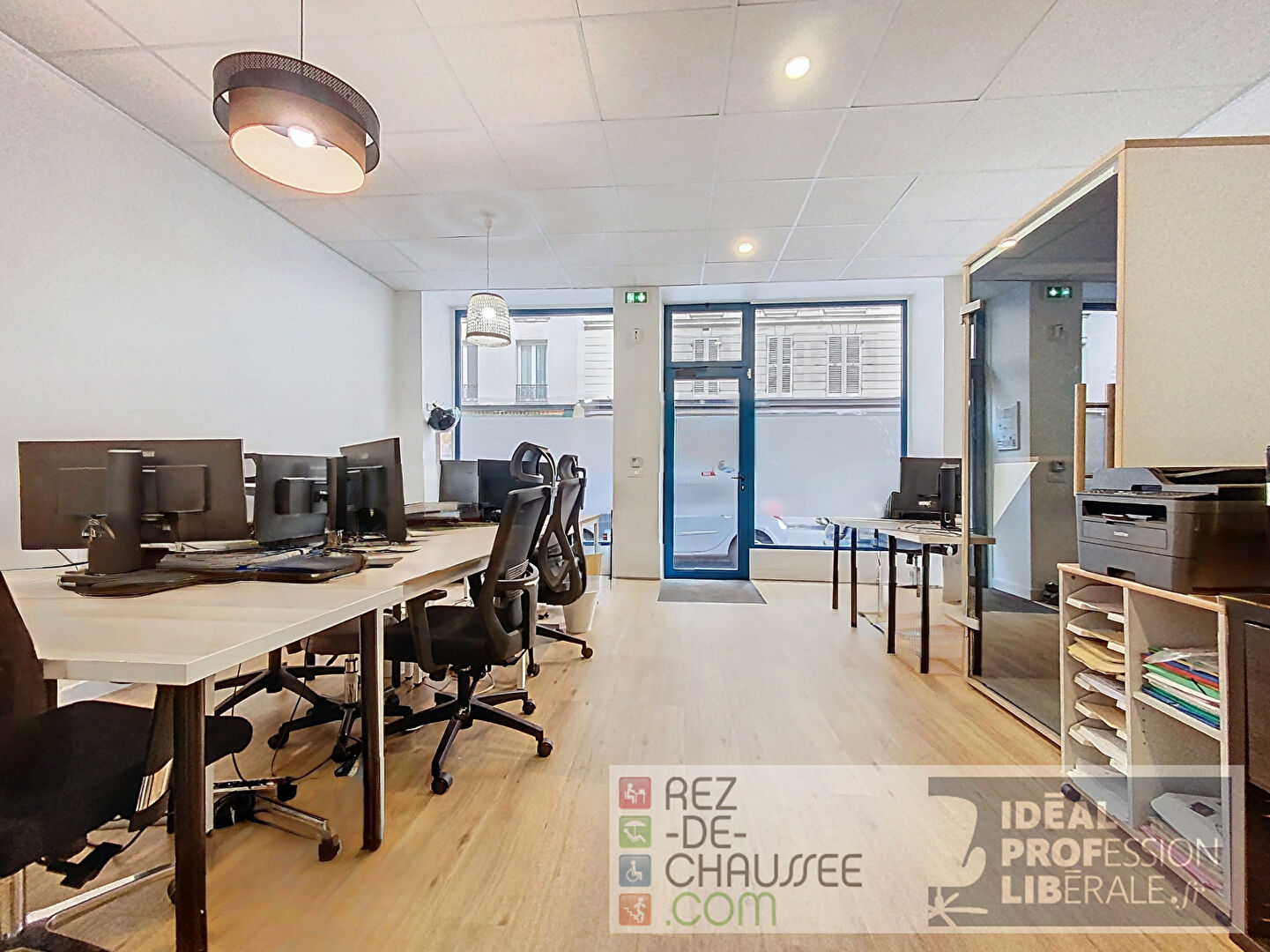 LOCAL AVEC VITRINE ET SALLE DE REUNION EN SOUPLEX.