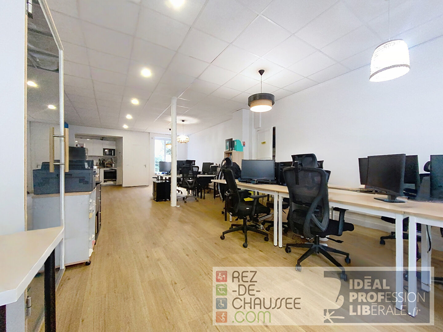 LOCAL AVEC VITRINE ET SALLE DE REUNION EN SOUPLEX.