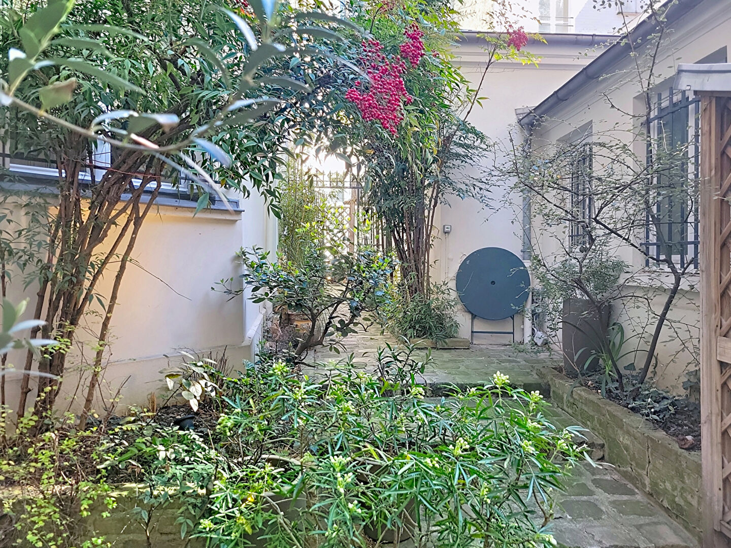 BEAU STUDIO SUR COUR FLEURIE