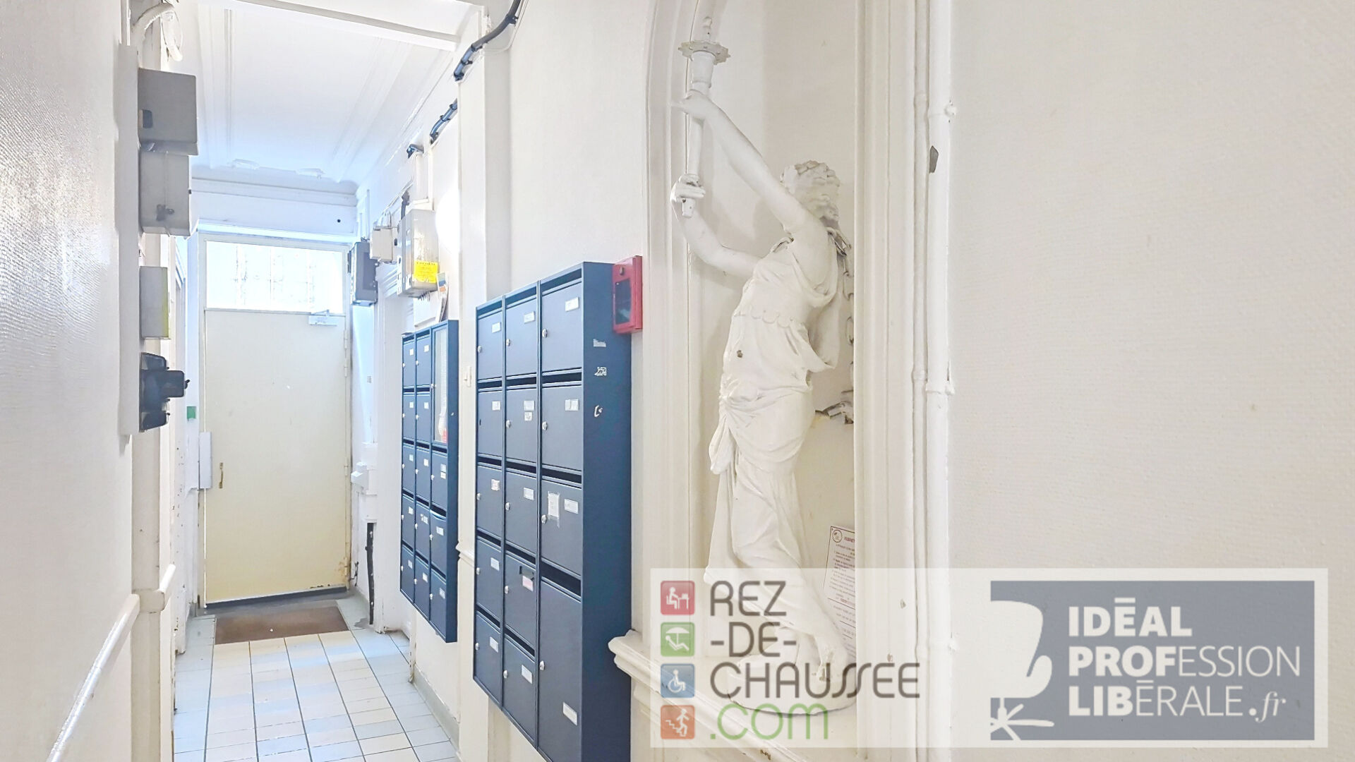 ANCIENNE LOGE AU  PARC DE BELLEVILLE